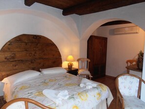 Double Room | Desk, bed sheets, wheelchair access - Casa Alianda (Telti)