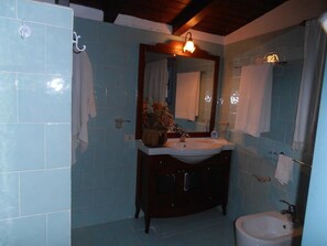 Double Room | Bathroom | Shower, bidet, towels - Casa Alianda (Telti)