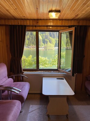 Een kluis op de kamer, een bureau, geluiddichte muren