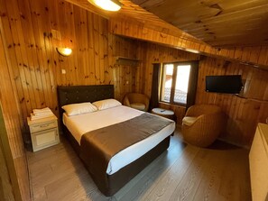 经典客房, 1 张双人床, 湖景 | 客房内保险箱、办公桌、隔音、熨斗/熨板