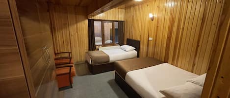 Classic-Dreibettzimmer, Mehrere Betten | Zimmersafe, Schreibtisch, schallisolierte Zimmer, Bügeleisen/Bügelbrett