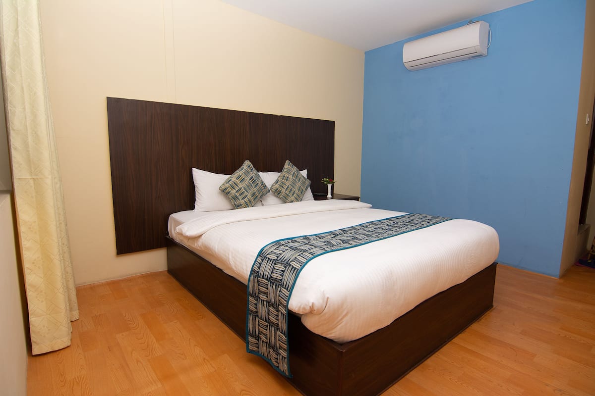 8 bedrooms, premium bedding, free WiFi, wheelchair access
