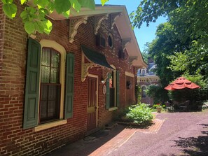 Outdoor dining - The Harry Packer Mansion Inn (Jim Thorpe)