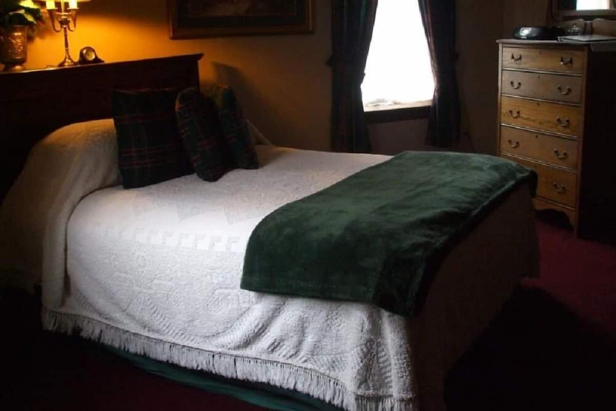 Deluxe Loft, 1 Queen Bed | Premium bedding, desk, soundproofing, iron/ironing board
