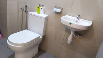 House, 4 Bedrooms | Bathroom | Shower, free toiletries, slippers