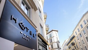 A hotel sign with the name "HOTEL NICE" and stars indicating amenities. - Hôtel 66 (Nice)