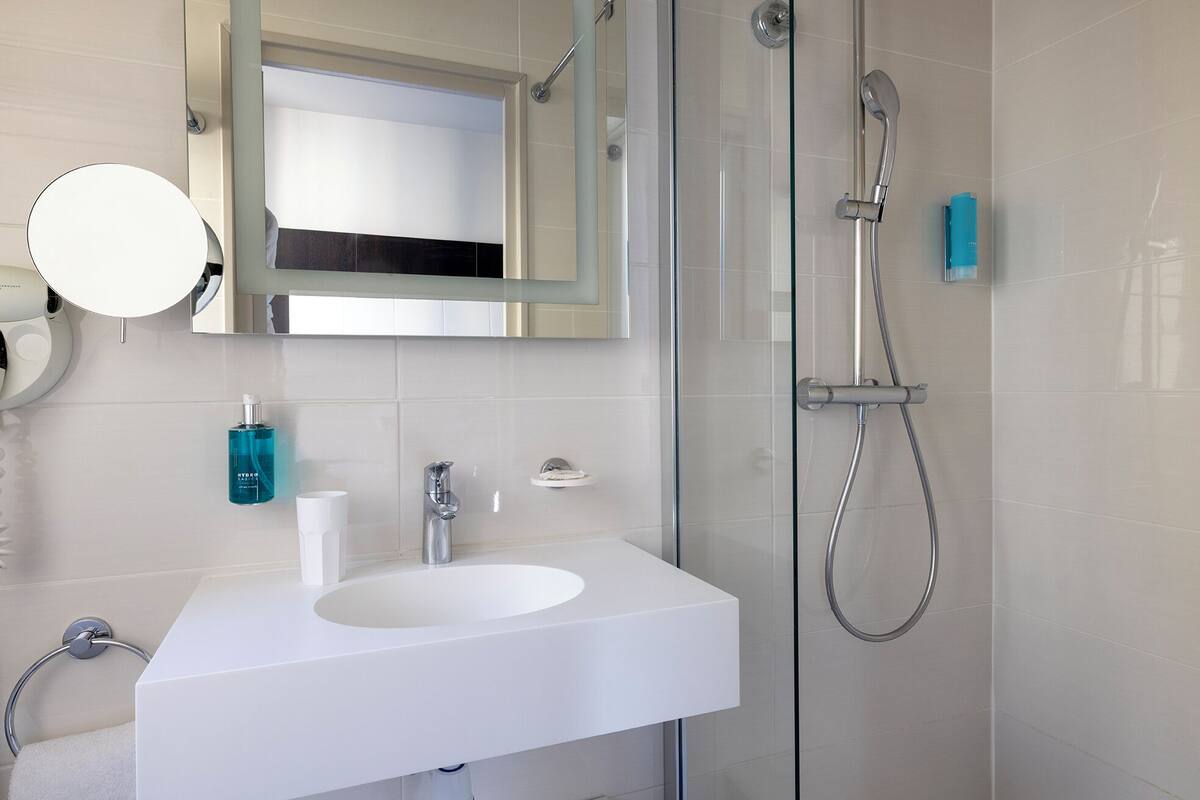 club single room | bathroom | shower, free toiletries, hair dryer, dressing gowns