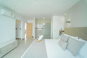 Family Room | Minibar, in-room safe, desk, blackout drapes - Hotel La Gran Via (Cartagena)