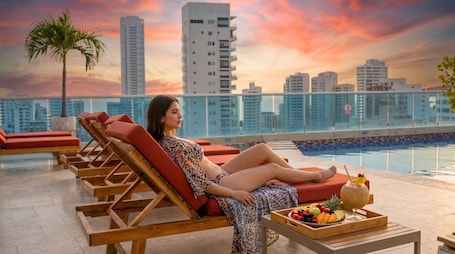 Una piscina al aire libre, sombrillas. Hotel La Gran Via