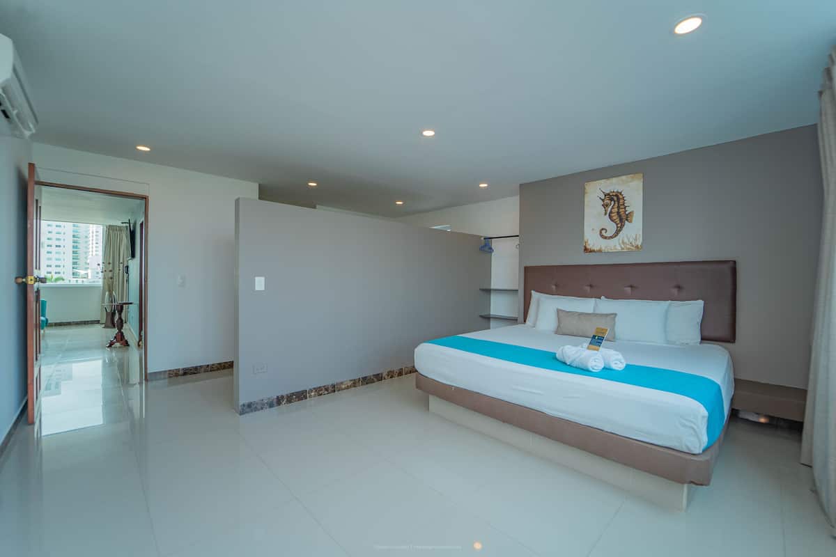 Habitación familiar | 1 dormitorio, minibar, caja fuerte y escritorio