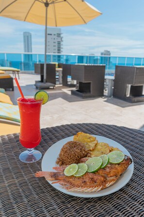 Outdoor pool, open 9:00 AM to 7:00 PM, pool umbrellas - Hotel La Gran Via (Cartagena)