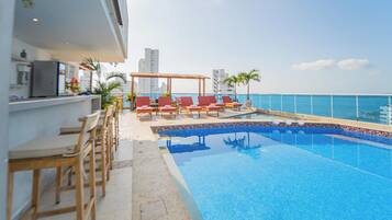 Una piscina al aire libre, sombrillas