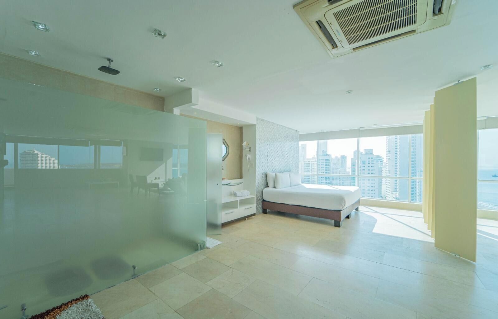 Luxury Room | Minibar, in-room safe, desk, blackout drapes