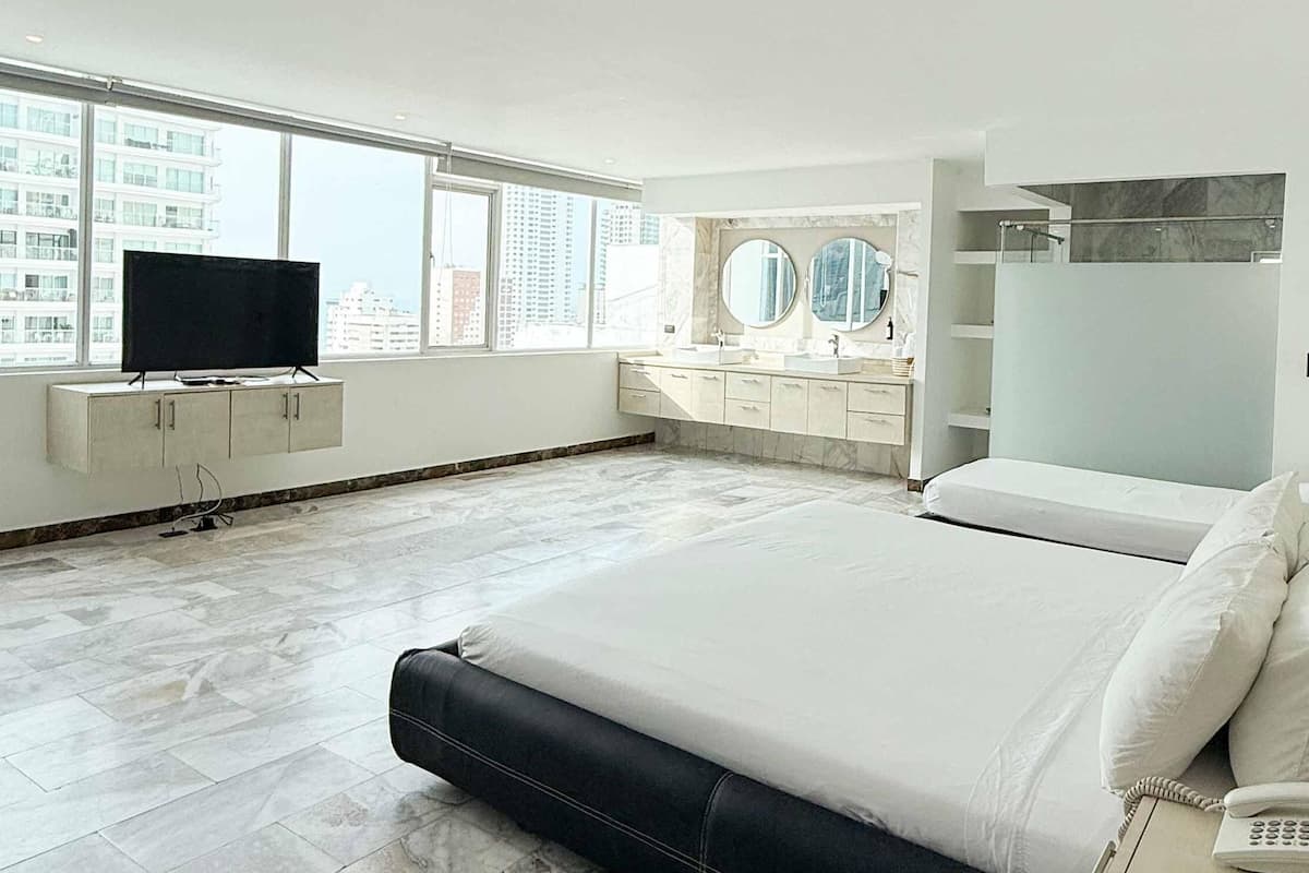 Minibar, caja de seguridad en la habitación y escritorio