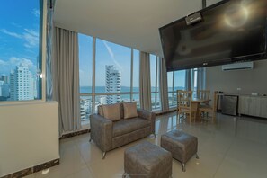 Kahden hengen superior-huone | Minibaari, tallelokero huoneessa, työpöytä, pimennysverhot