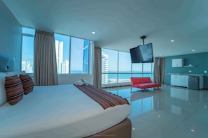 Superior Double Room | Minibar, in-room safe, desk, blackout curtains - Hotel La Gran Via (Cartagena)