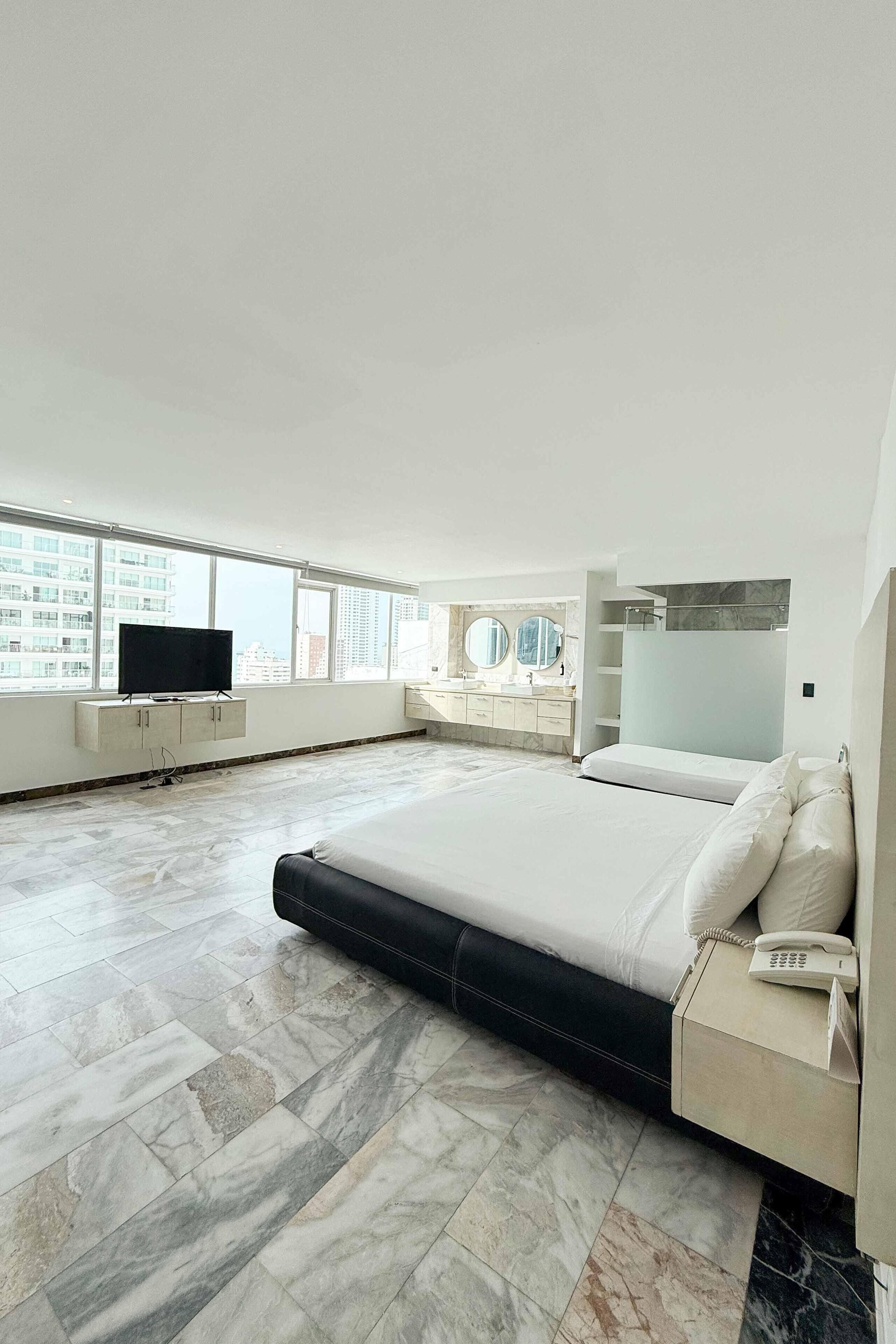 迷你吧、客房內保險箱、書桌、遮光布/窗簾