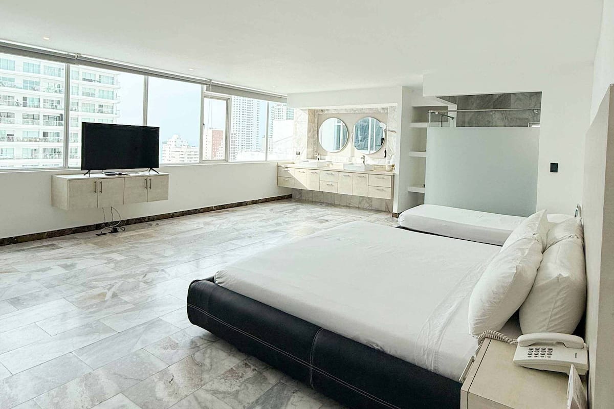 Luxury Room | Minibar, in-room safe, desk, blackout curtains