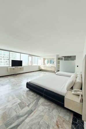 Luxury Room | Minibar, in-room safe, desk, blackout drapes - Hotel La Gran Via (Cartagena)