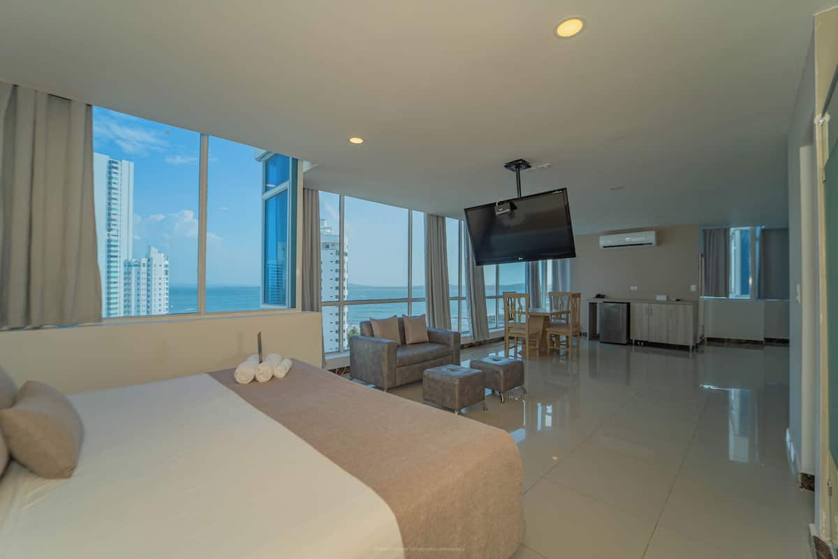 Kahden hengen superior-huone | Minibaari, tallelokero huoneessa, työpöytä, pimennysverhot