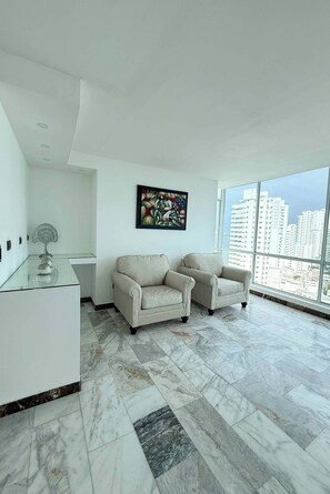Luxury Room | Living area | Flat-screen TV - Hotel La Gran Via (Cartagena)