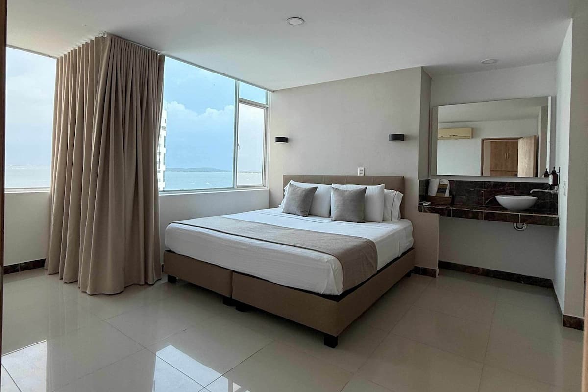 Family Room | Minibar, in-room safe, desk, blackout curtains