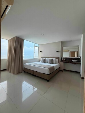 Minibar, in-room safe, desk, blackout curtains - Hotel La Gran Via (Cartagena)