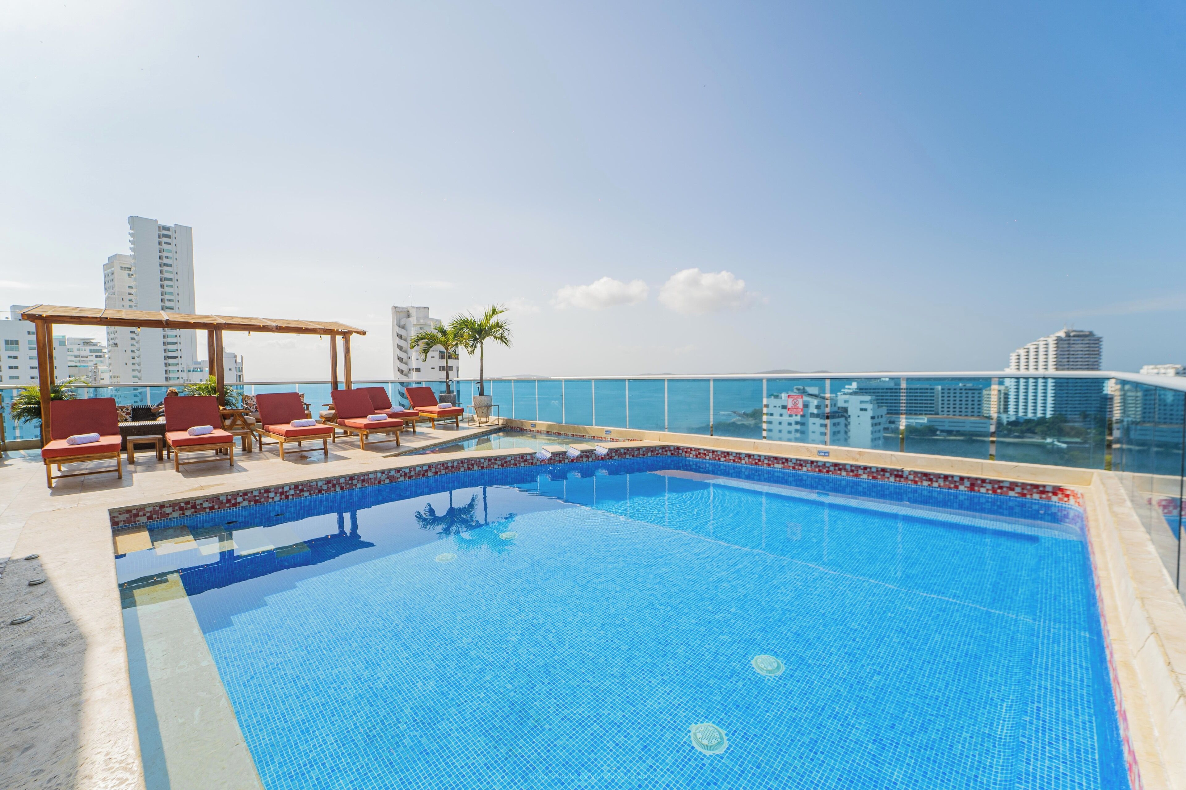 Piscine extérieure, parasols de plage