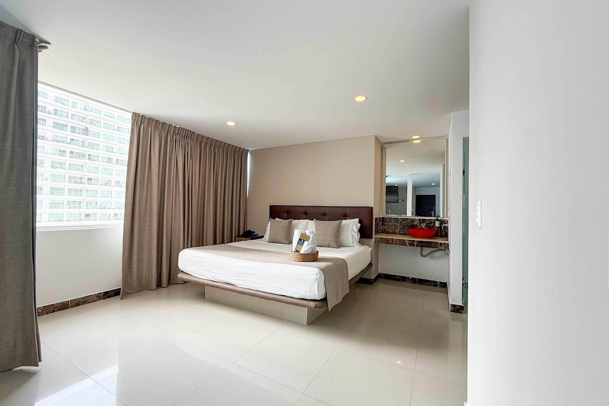 Standard Room | Minibar, in-room safe, desk, blackout curtains