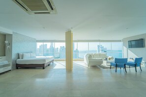 Luxury Room | Minibar, in-room safe, desk, blackout curtains - Hotel La Gran Via (Cartagena)