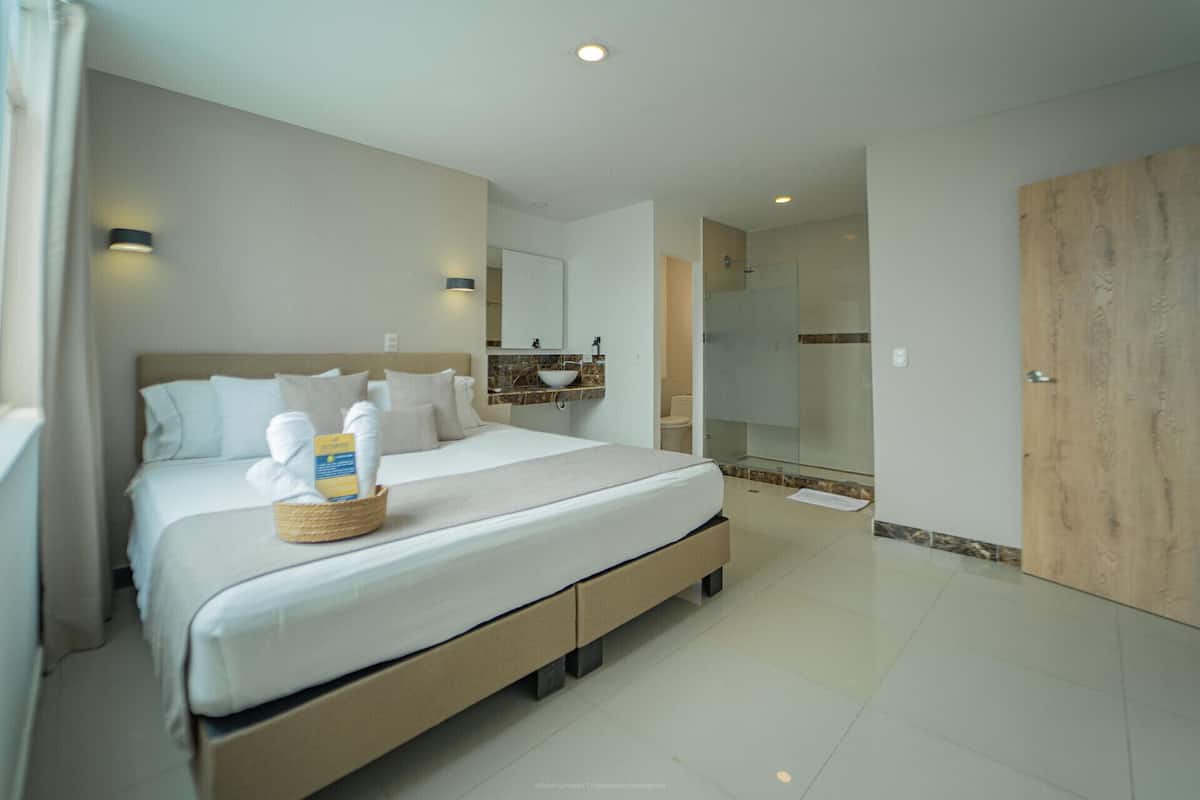 Minibar, két bảo mật tại phòng, bàn, màn/rèm cản sáng