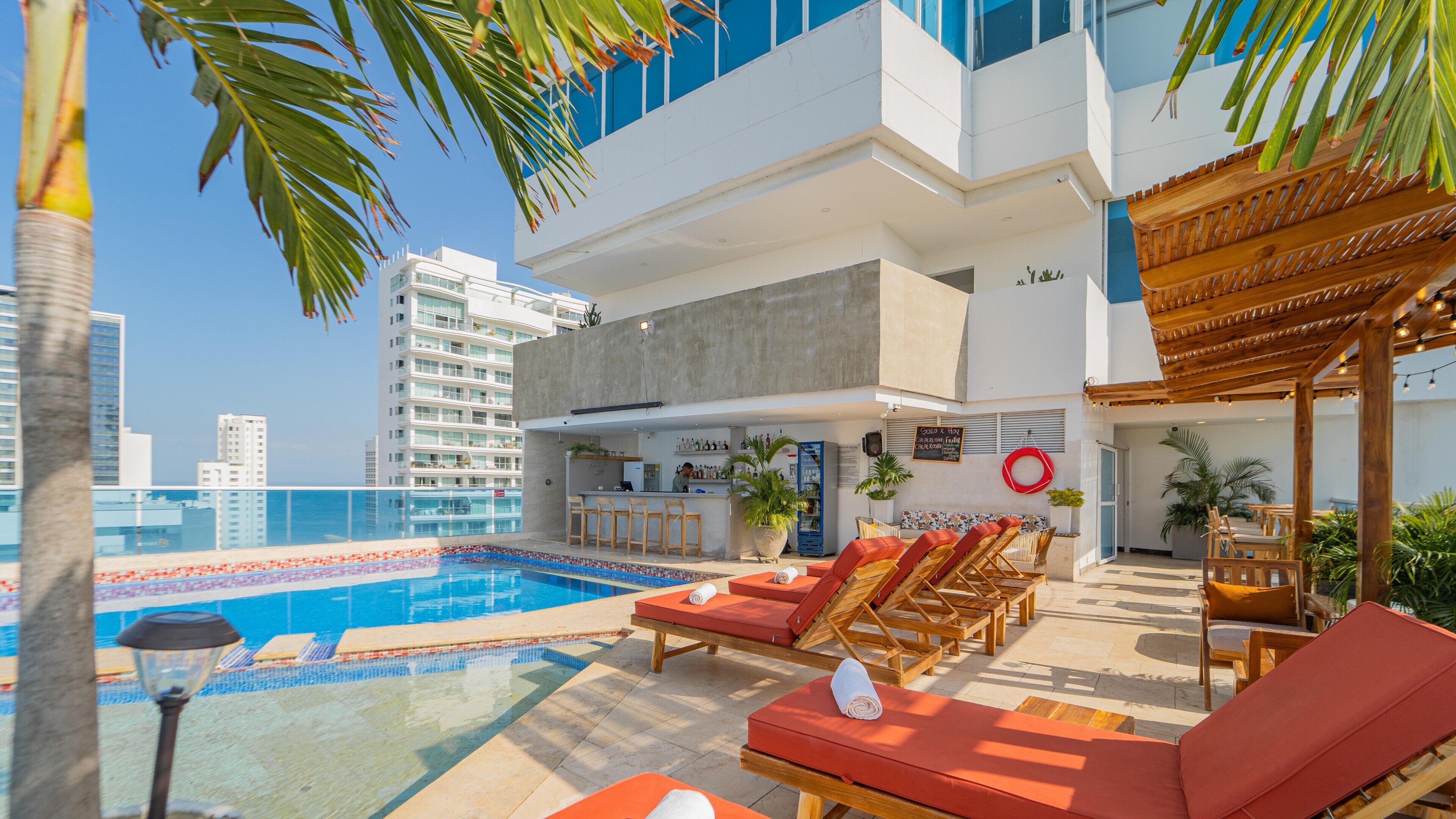 Una piscina al aire libre (de 09:00 a 19:00), sombrillas