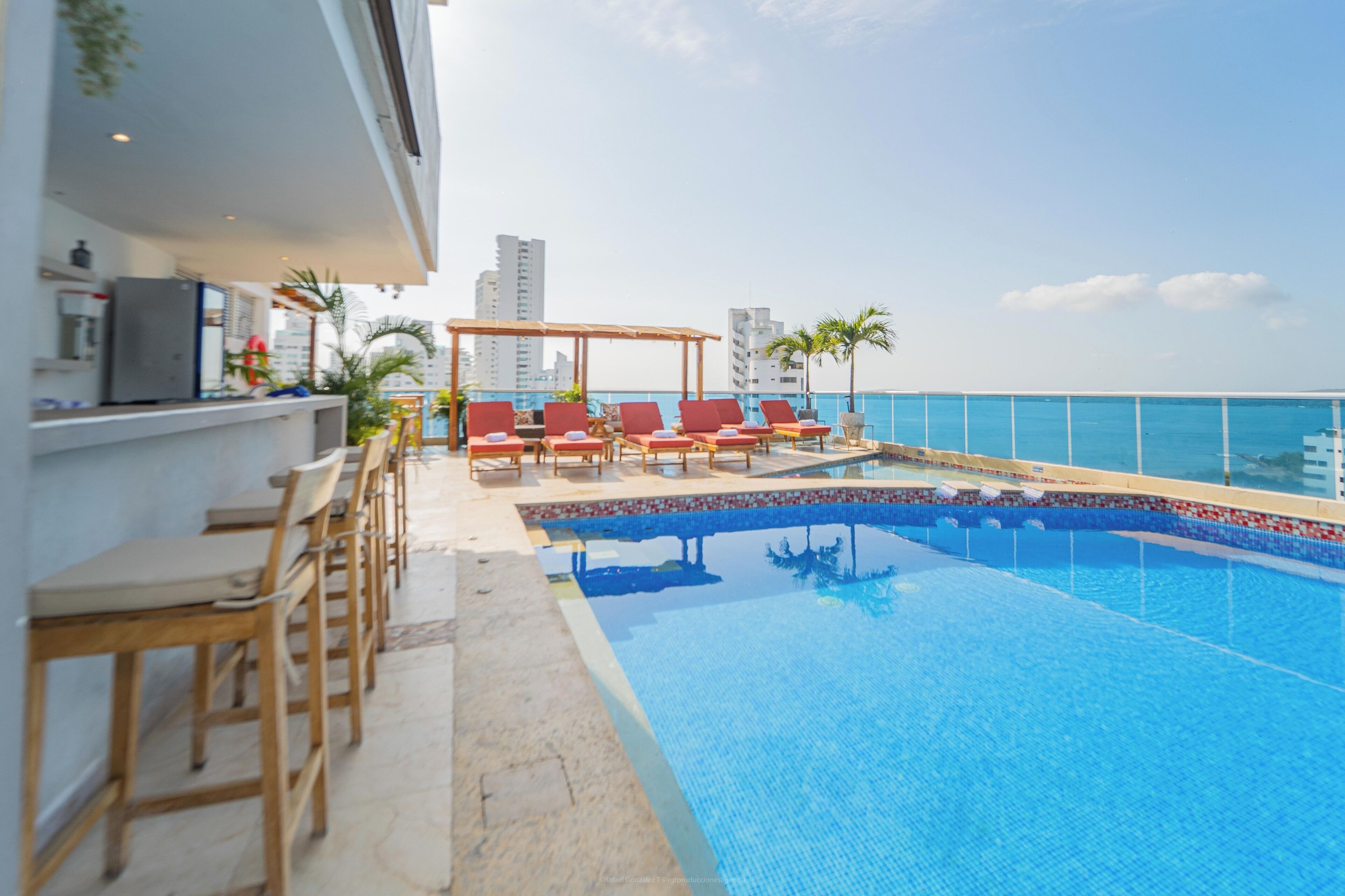 Una piscina al aire libre (de 09:00 a 19:00), sombrillas