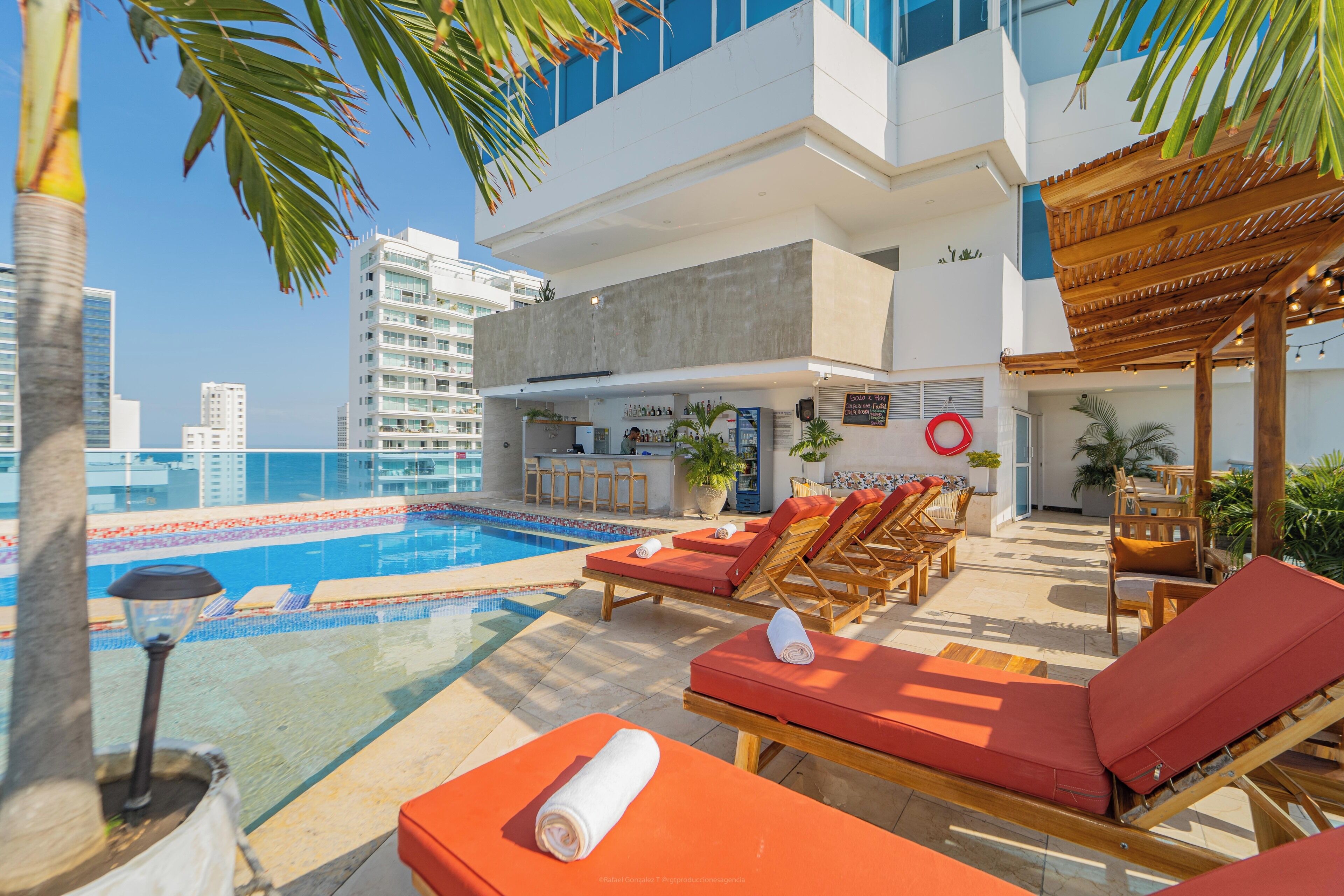 Piscine extérieure, parasols de plage