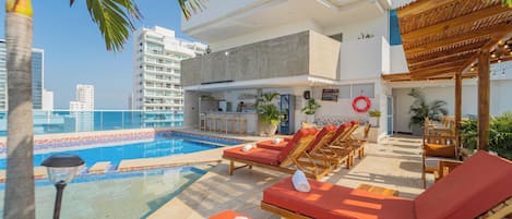 Piscine extérieure, parasols de plage