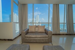 Superior Double Room | Minibar, in-room safe, desk, blackout drapes