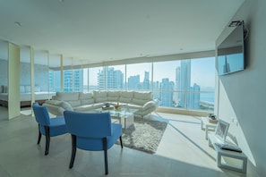 Habitación de lujo | Zona de estar | Una televisión de pantalla plana