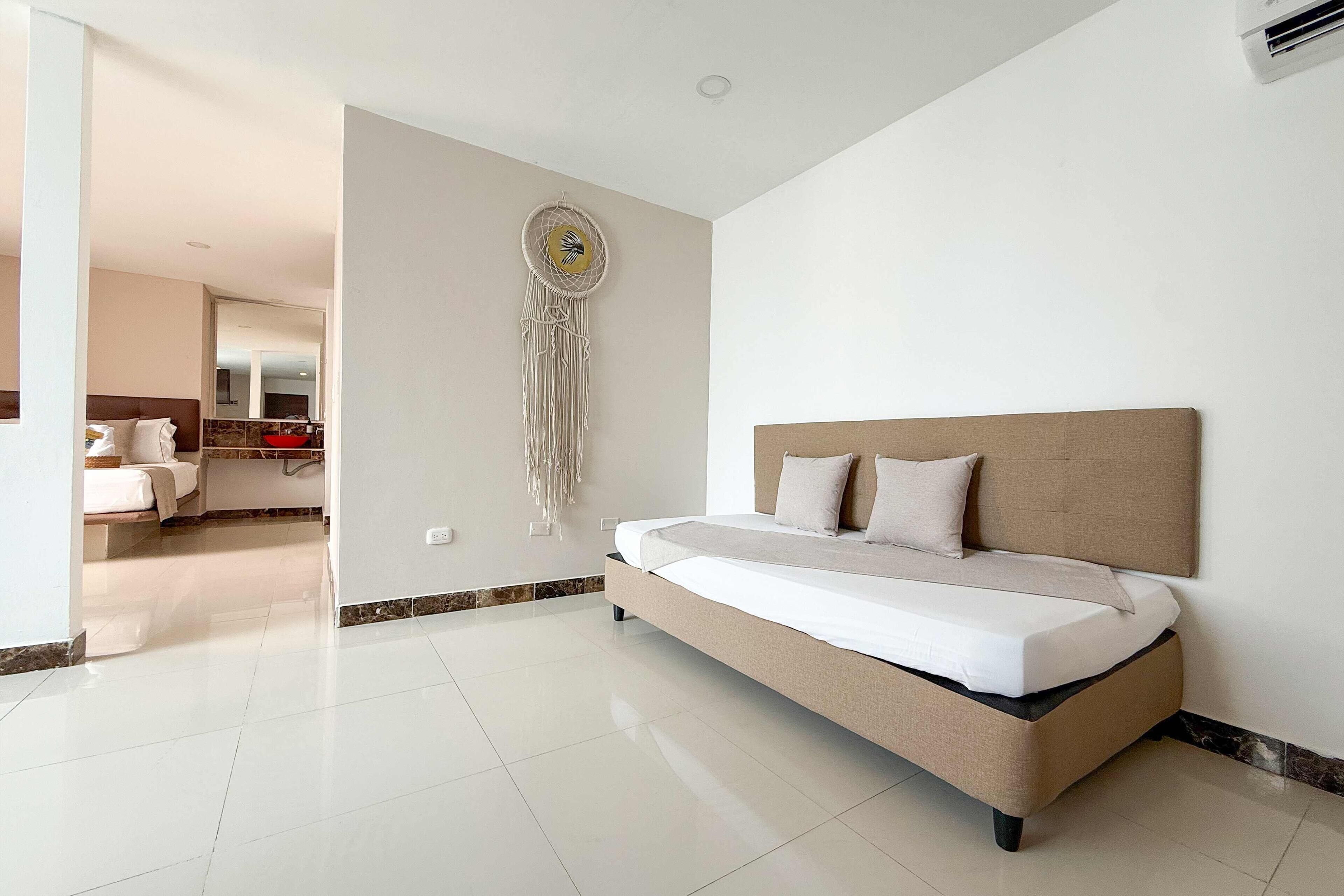 迷你吧、客房內保險箱、書桌、遮光布/窗簾