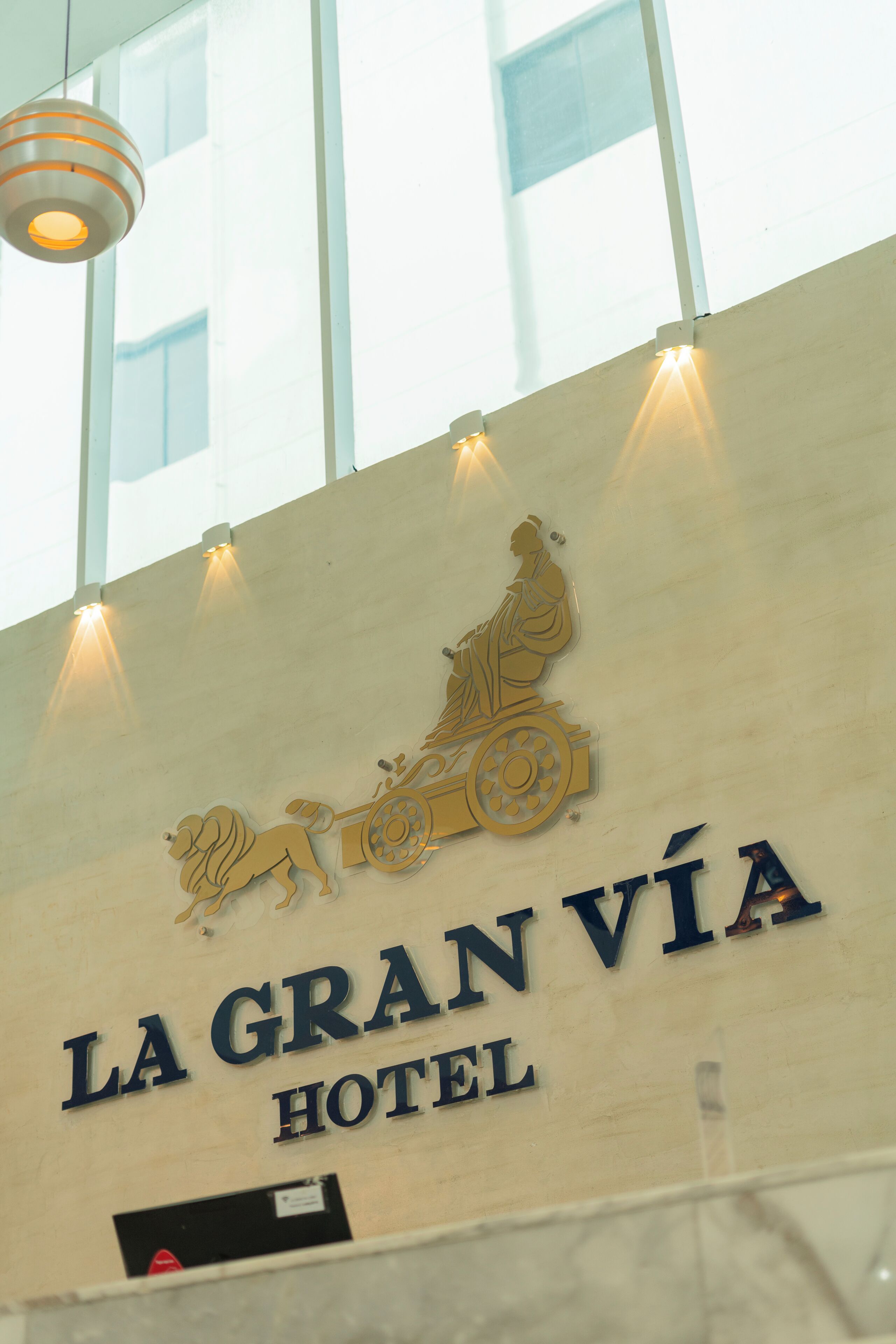 A hotel sign with a chariot and lion emblem, indicating a historical or cultural theme.
