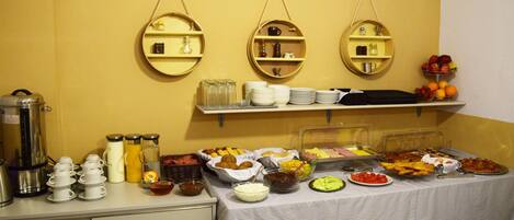 Un montaje tipo buffet con diversos alimentos y salsas.