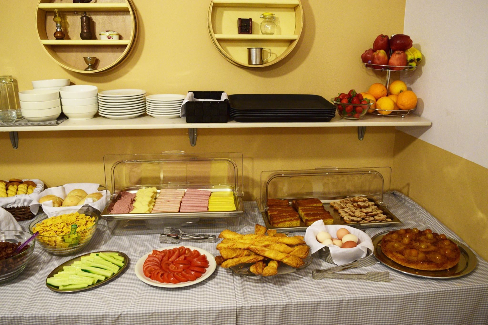 Daily buffet breakfast for a fee