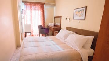 Een kluis op de kamer, een strijkplank/strijkijzer, gratis wifi