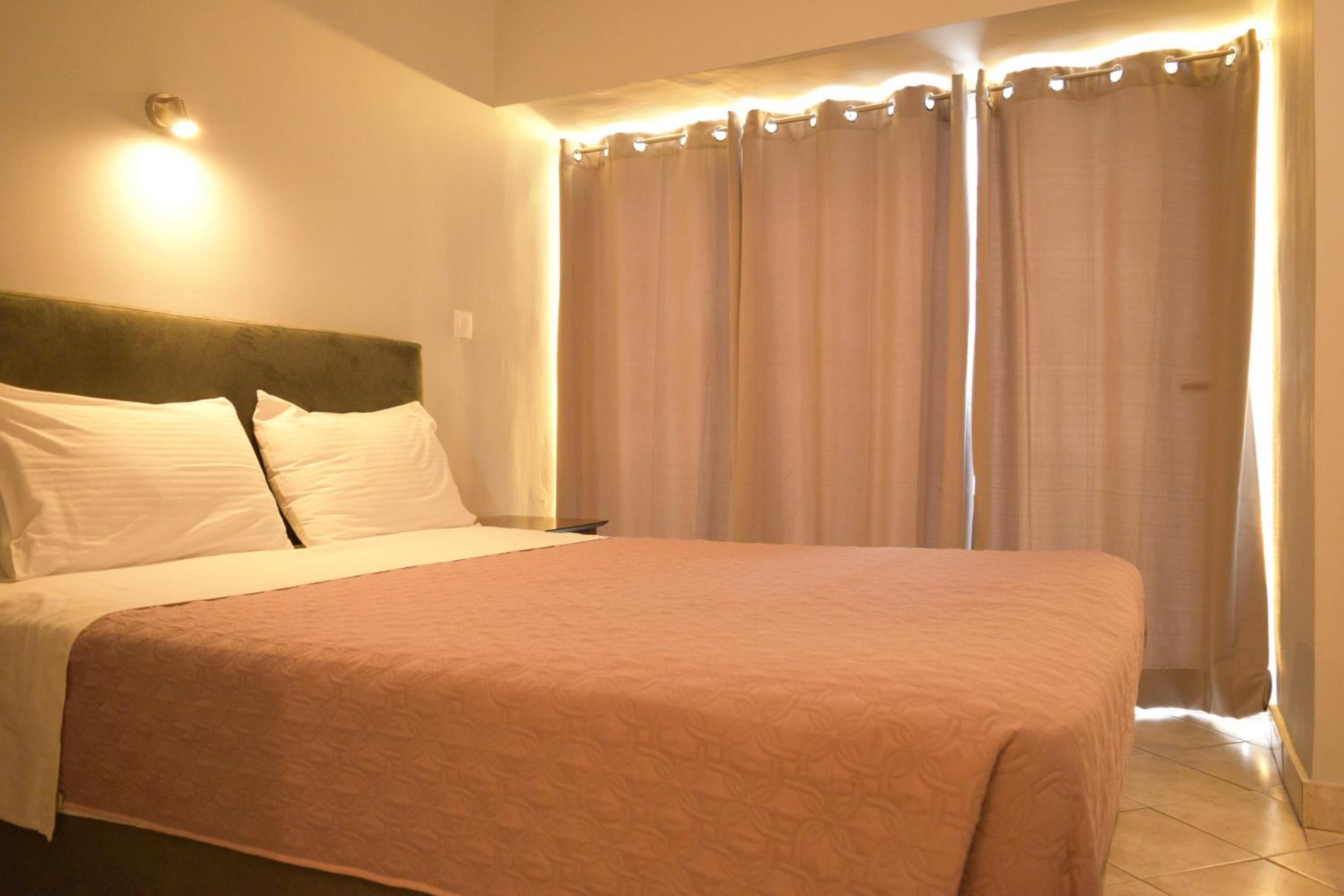 Coffres-forts dans les chambres, fer et planche à repasser