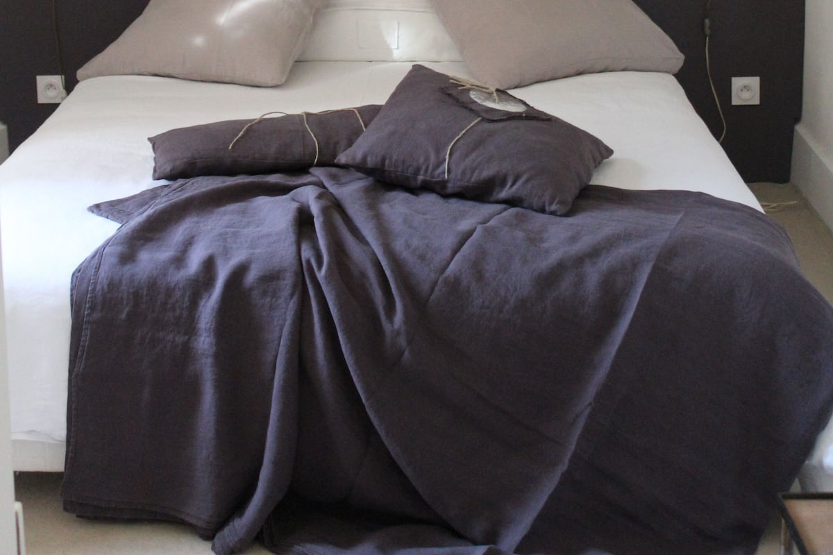 Room (Fenêtre Place et Cour) | Individually decorated, individually furnished, desk, free WiFi
