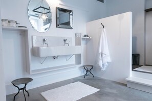 Douche, serviettes fournies