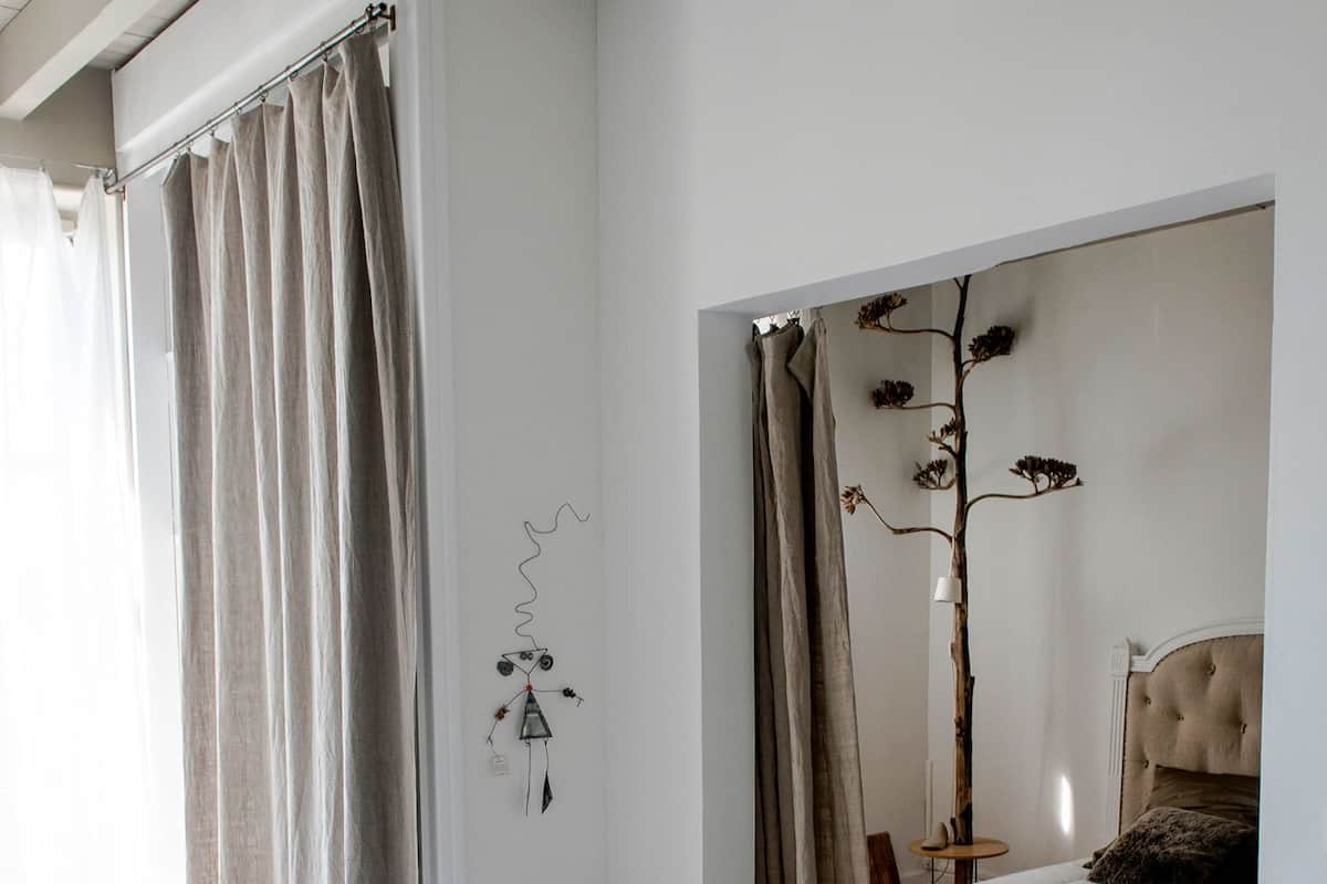 Room (Fenêtre sur Place) | Individually decorated, individually furnished, desk, free WiFi