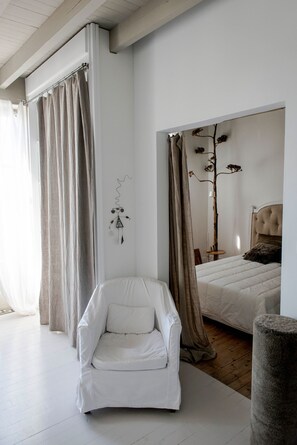 Kamer (Fenêtre sur Place) | Individueel gedecoreerd, individueel gemeubileerd, een bureau