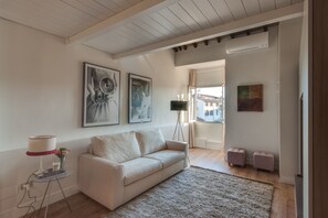 Departamento, 1 habitación | Área de sala de estar | Televisión 