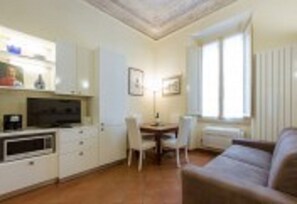 Apartment, 1 Bedroom | Living area | 32-inch TV with digital channels - Alfani Michelangelo (Florence)