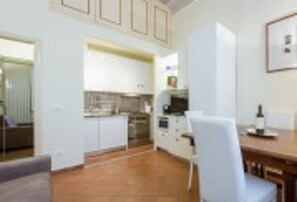 Apartment, 1 Schlafzimmer | Essbereich im Zimmer